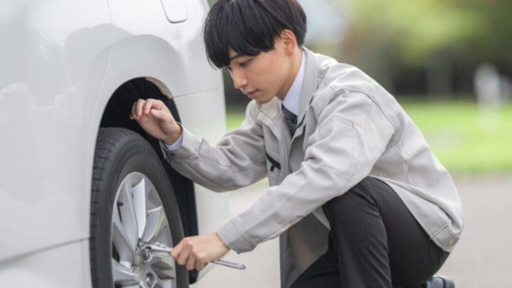 コラム画像のコピー 3 | 車買取のソコカラ 車のタイヤを点検している男性