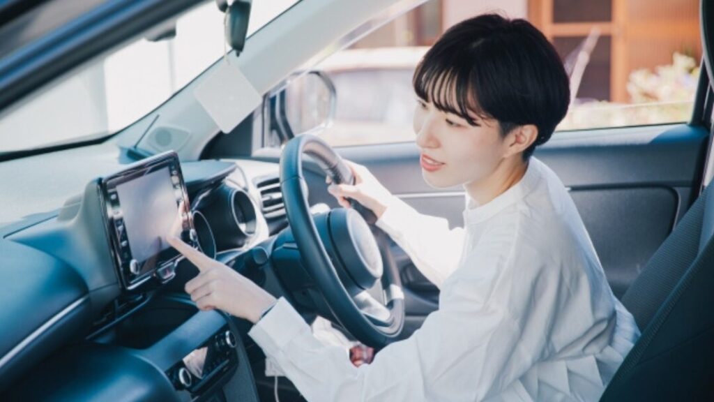 コラム画像のコピー 4 | 車買取のソコカラ カーナビで道を探している女性