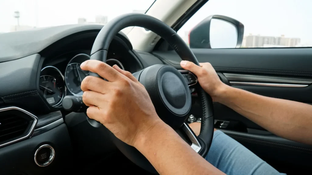 AT限定解除の全てMT車に乗る方法費用について02 | 車買取のソコカラ ハンドルを握る手