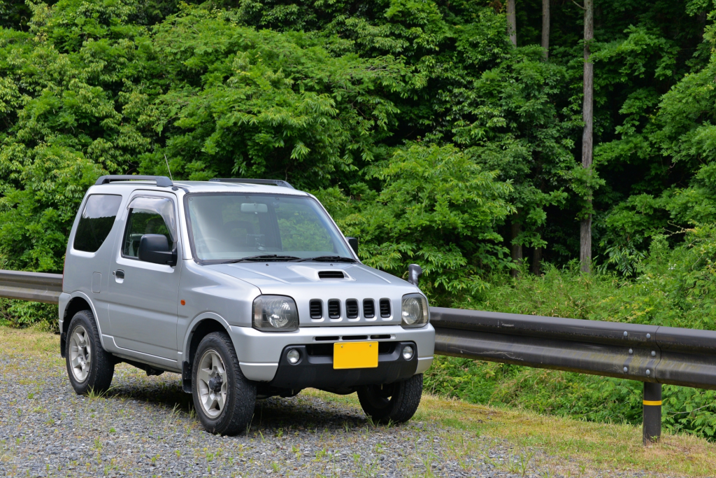 軽自動車が山の中を走行している