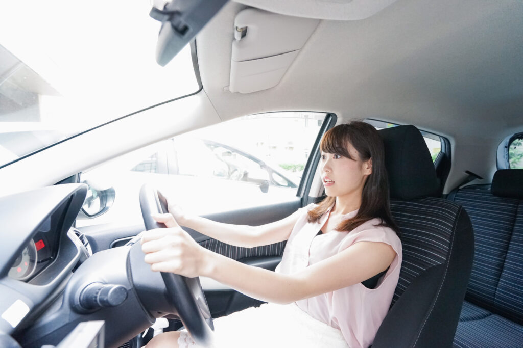 31280910_m | 車買取のソコカラ 車に不具合が生じ、焦っている女性