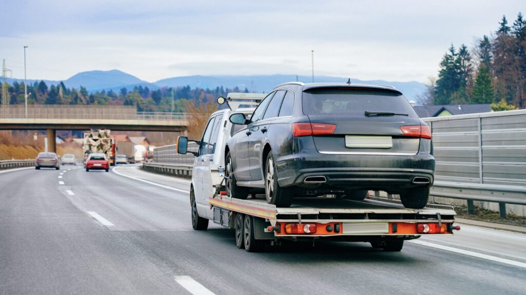 レッカー | 車買取のソコカラ 車の故障でレッカーを依頼する流れ