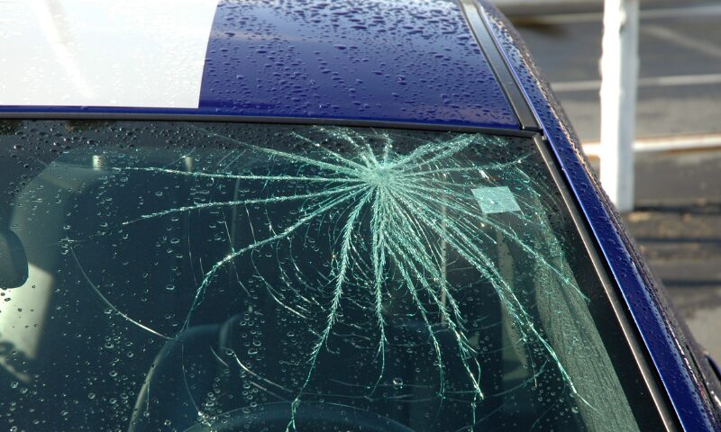 | 車買取のソコカラ 飛び石被害に遭ったらすべきこと