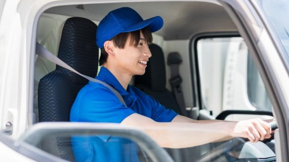 AT限定解除の全てMT車に乗る方法費用について03 | 車買取のソコカラ トラックを運転する男性