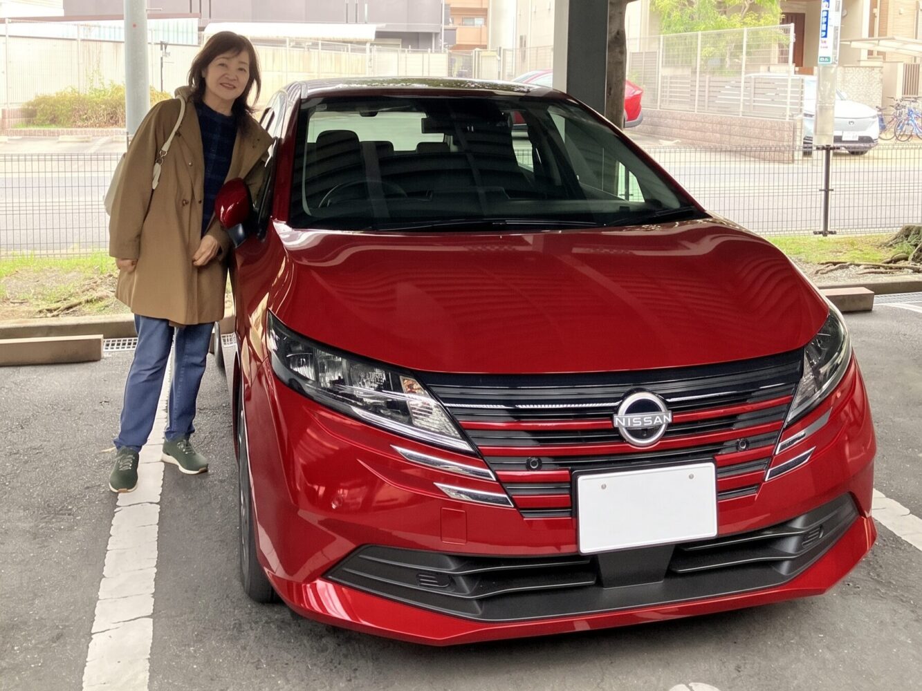 12_ノート | 車買取のソコカラ ソコカラで買い取らせていただいたノートとお客様のお写真