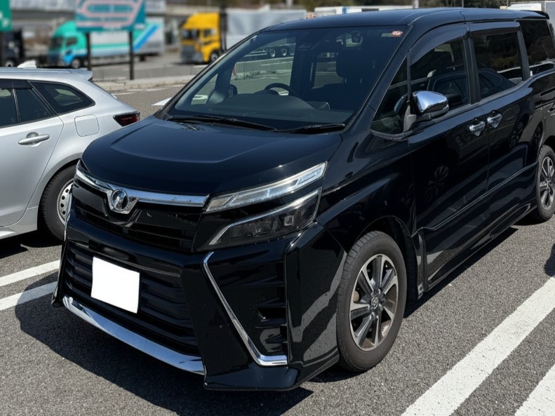 38_ヴォクシー | 車買取のソコカラ ソコカラで買い取らせていただいたヴォクシーとお客様のお写真