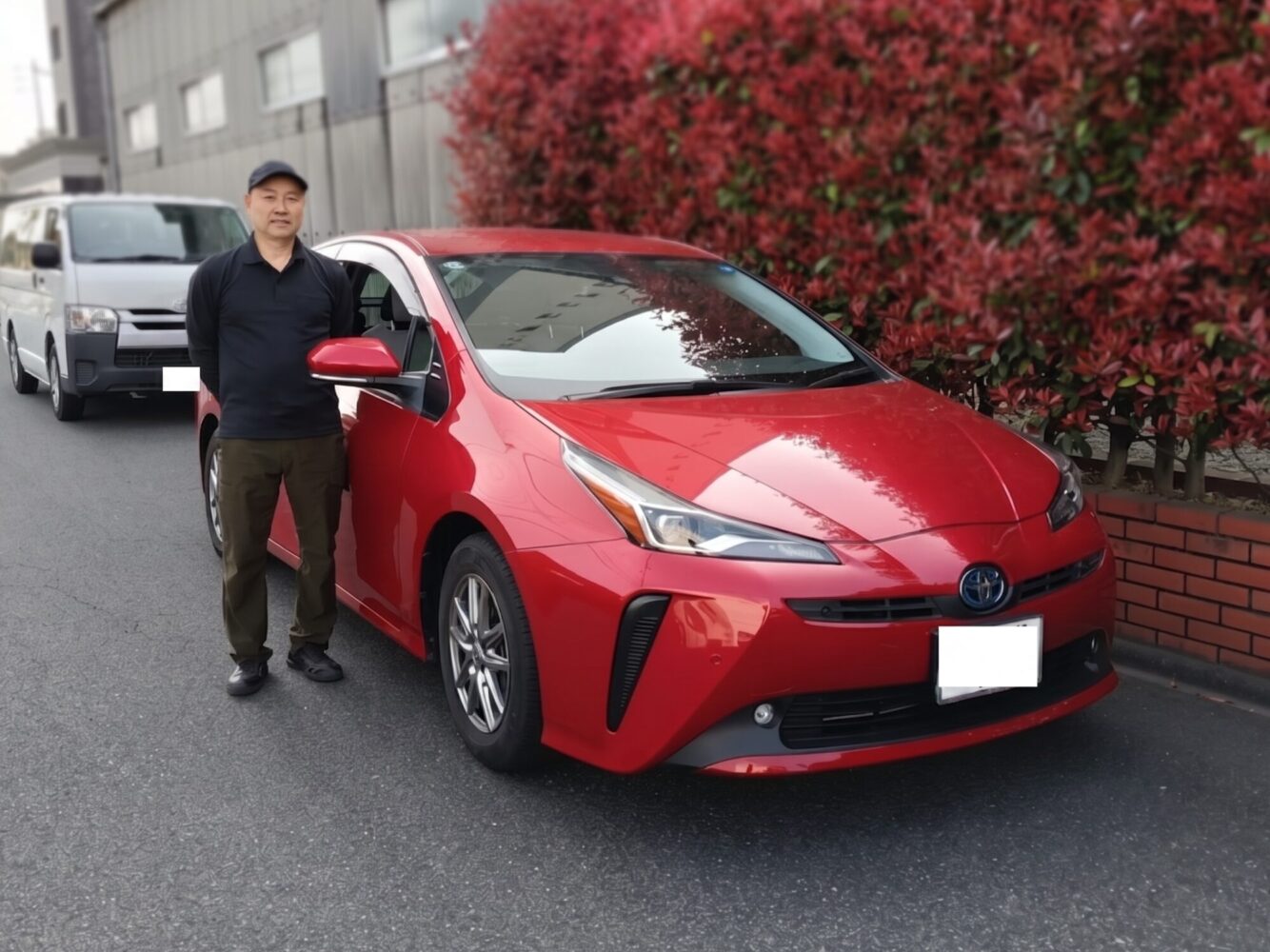 48_プリウス | 車買取のソコカラ ソコカラで買い取らせていただいたプリウスとお客様のお写真