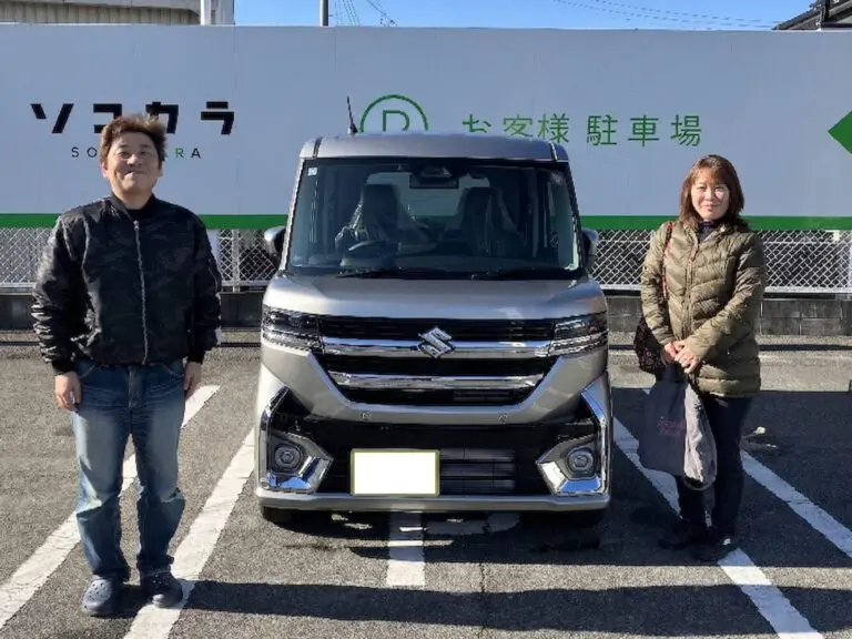 ソコカラで買い取らせていただいたスペーシアカスタムとお客様のお写真