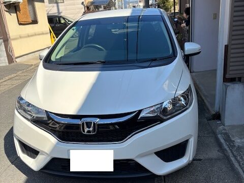 16_フィット | 車買取のソコカラ ソコカラで買い取らせていただいたフィットとお客様のお写真
