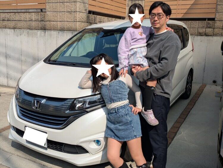 45_フリード | 車買取のソコカラ ソコカラで買い取らせていただいたフリード ハイブリッドとお客様のお写真