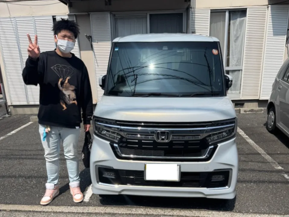 ソコカラで買い取らせていただいたN-BOXとお客様のお写真