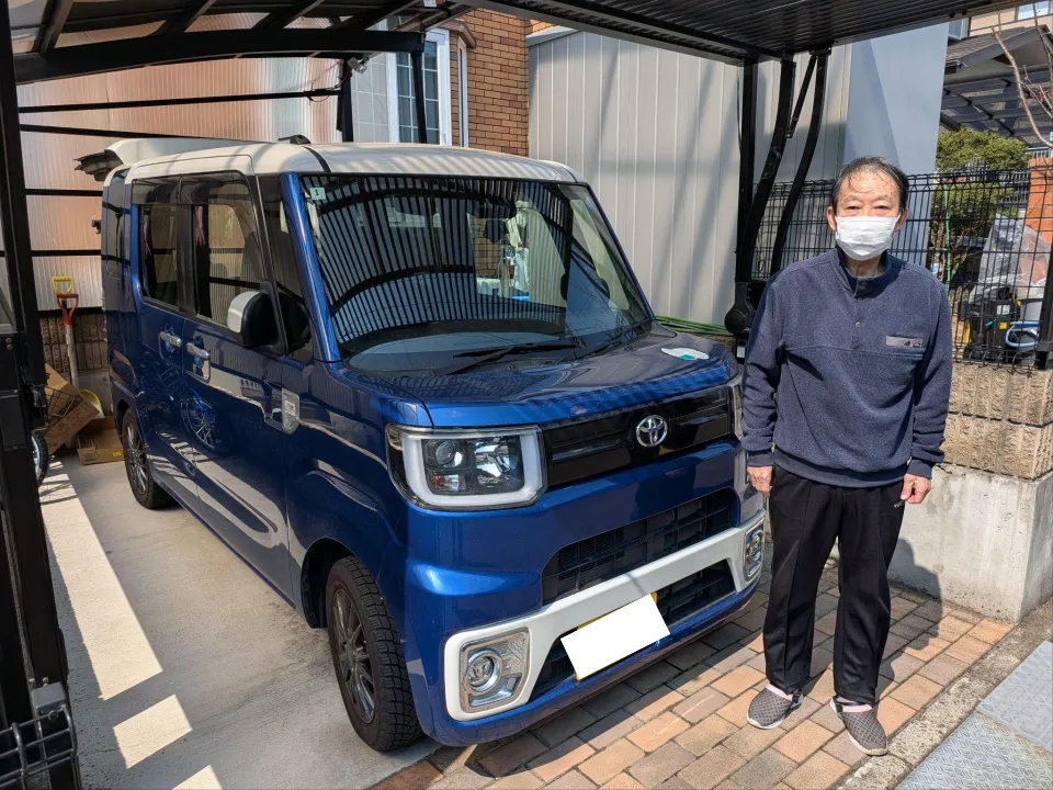 ソコカラで買い取らせていただいたピクシスとお客様のお写真