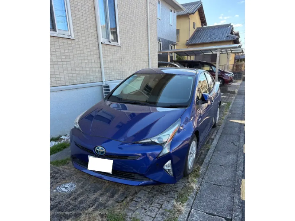 ソコカラで買い取らせていただいたプリウスとお客様のお写真